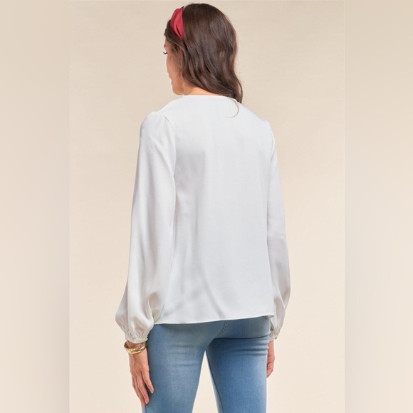 NWT-Long Sleeve Relaxed Fit Criss-Cross Lace Up Crochet V-Neck Detail Blouse - Picture 3 of 6